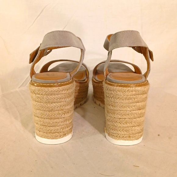 Gorgeous NWOT Crown Vintage Light Grey Suede Platform Wedge Espadrilles. - Picture 7 of 16